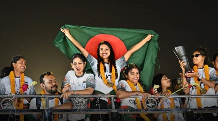 ফুটসালের ট্রফি নিয়ে দেশে ফিরল সাবিনারা